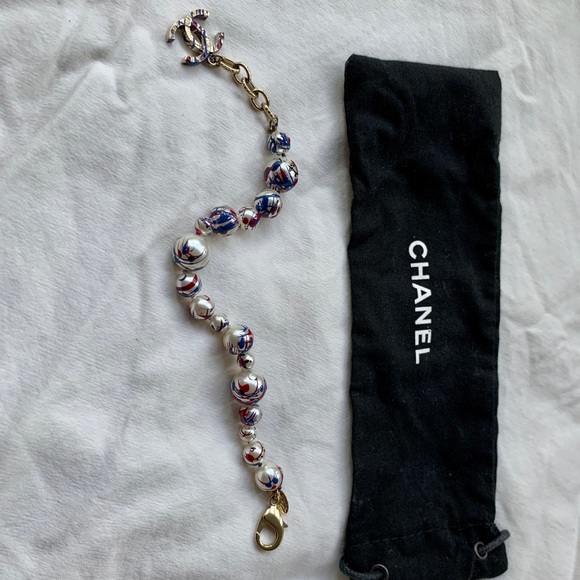 CHANEL PAINT SPLATTER & CC LOGO PEARL BRACELET - Picture 3 of 5